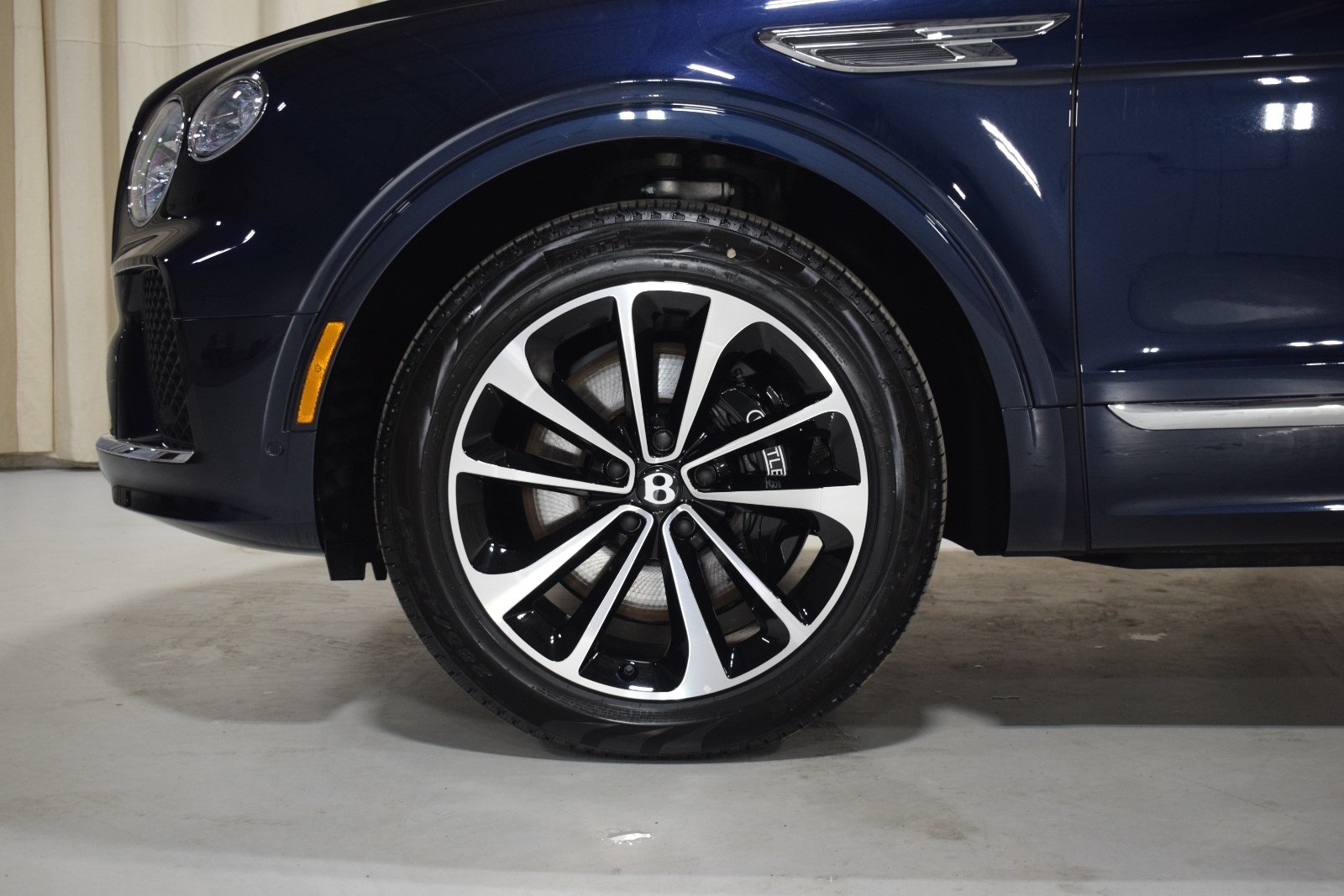 Thumbnail: 2025 Bentley Bentayga - 17