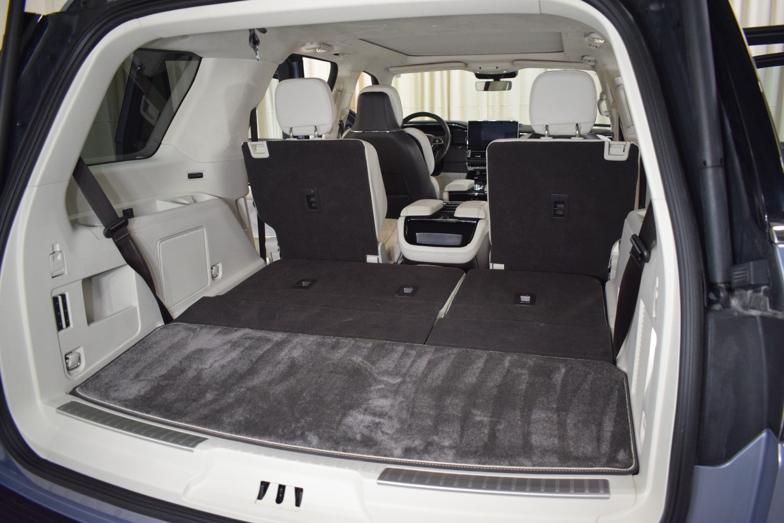Thumbnail: 2023 Lincoln Navigator - 43