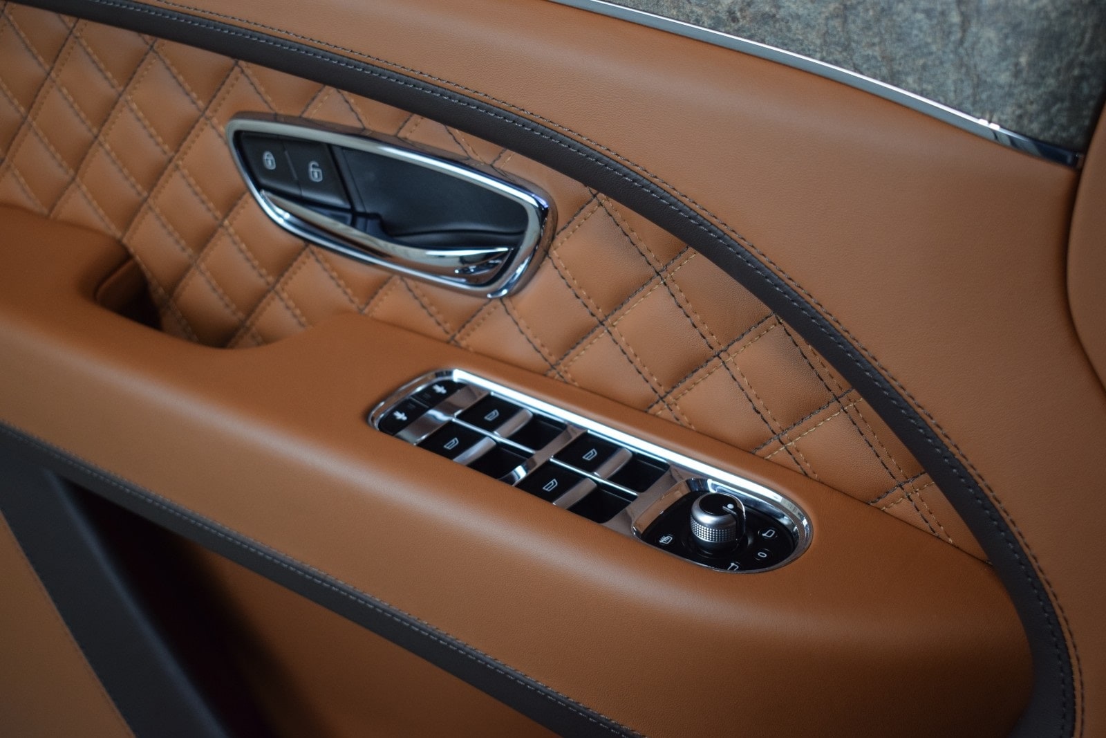Thumbnail: 2022 Bentley Bentayga - 41