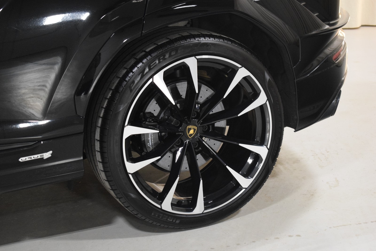 Thumbnail: 2023 Lamborghini Urus - 6