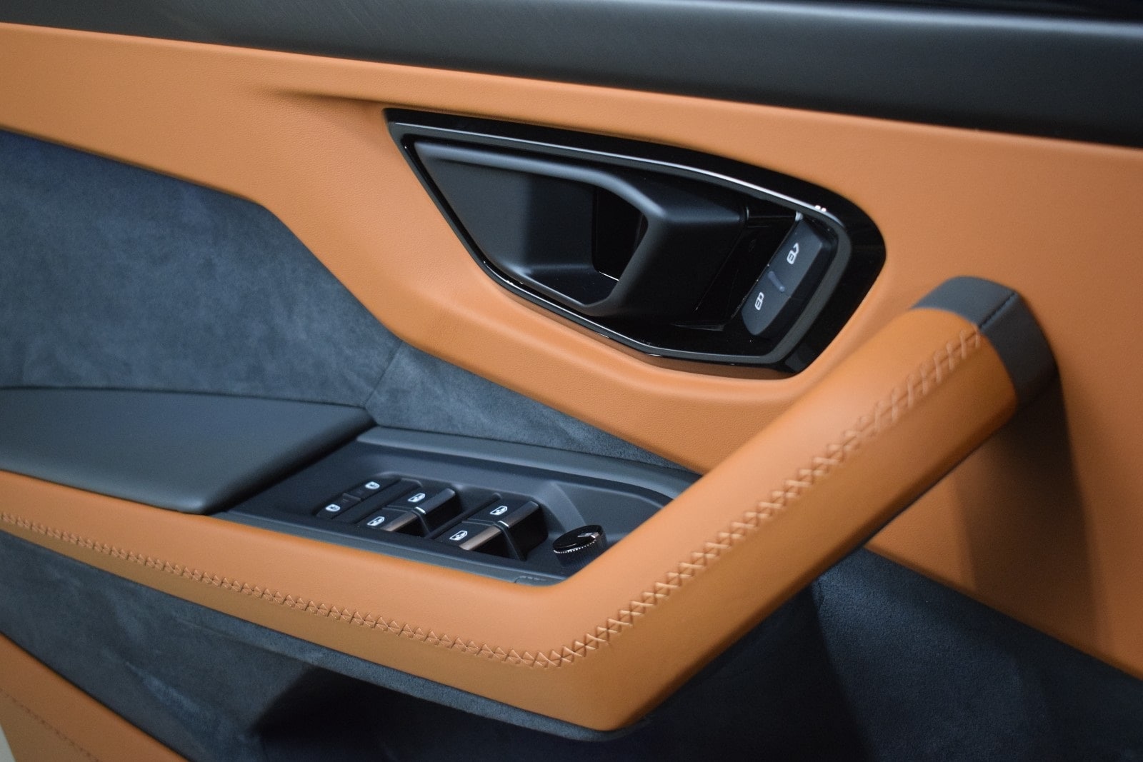 Thumbnail: 2025 Lamborghini Urus - 39