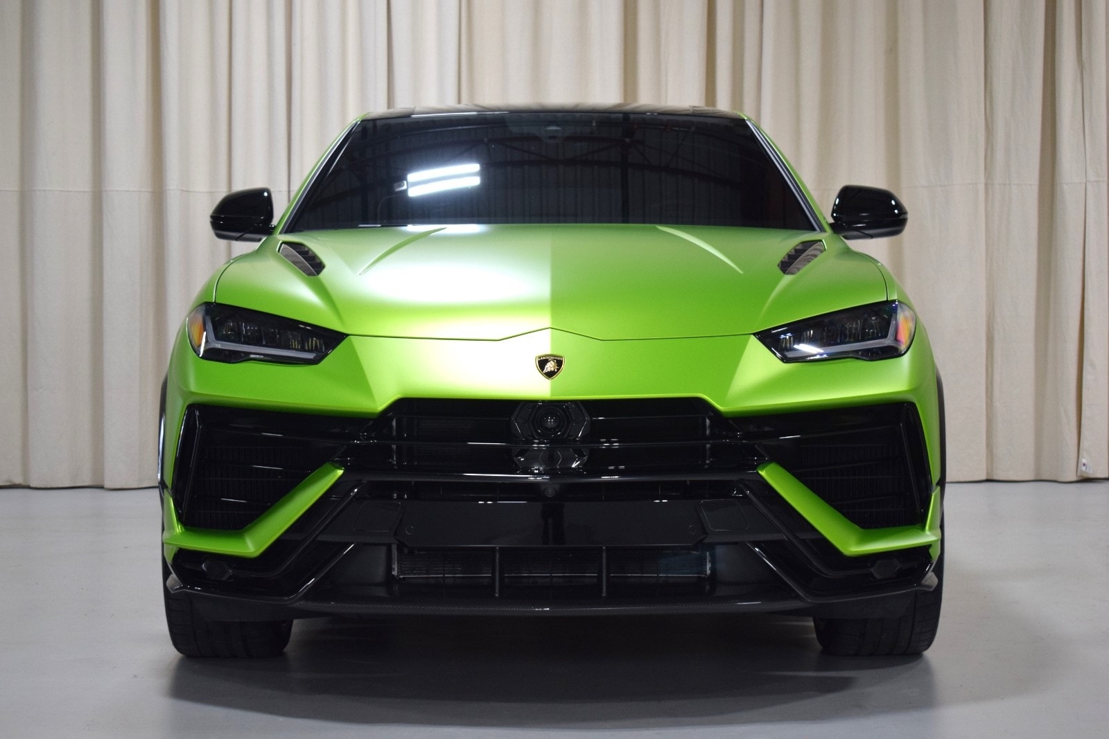 Thumbnail: 2023 Lamborghini Urus - 9