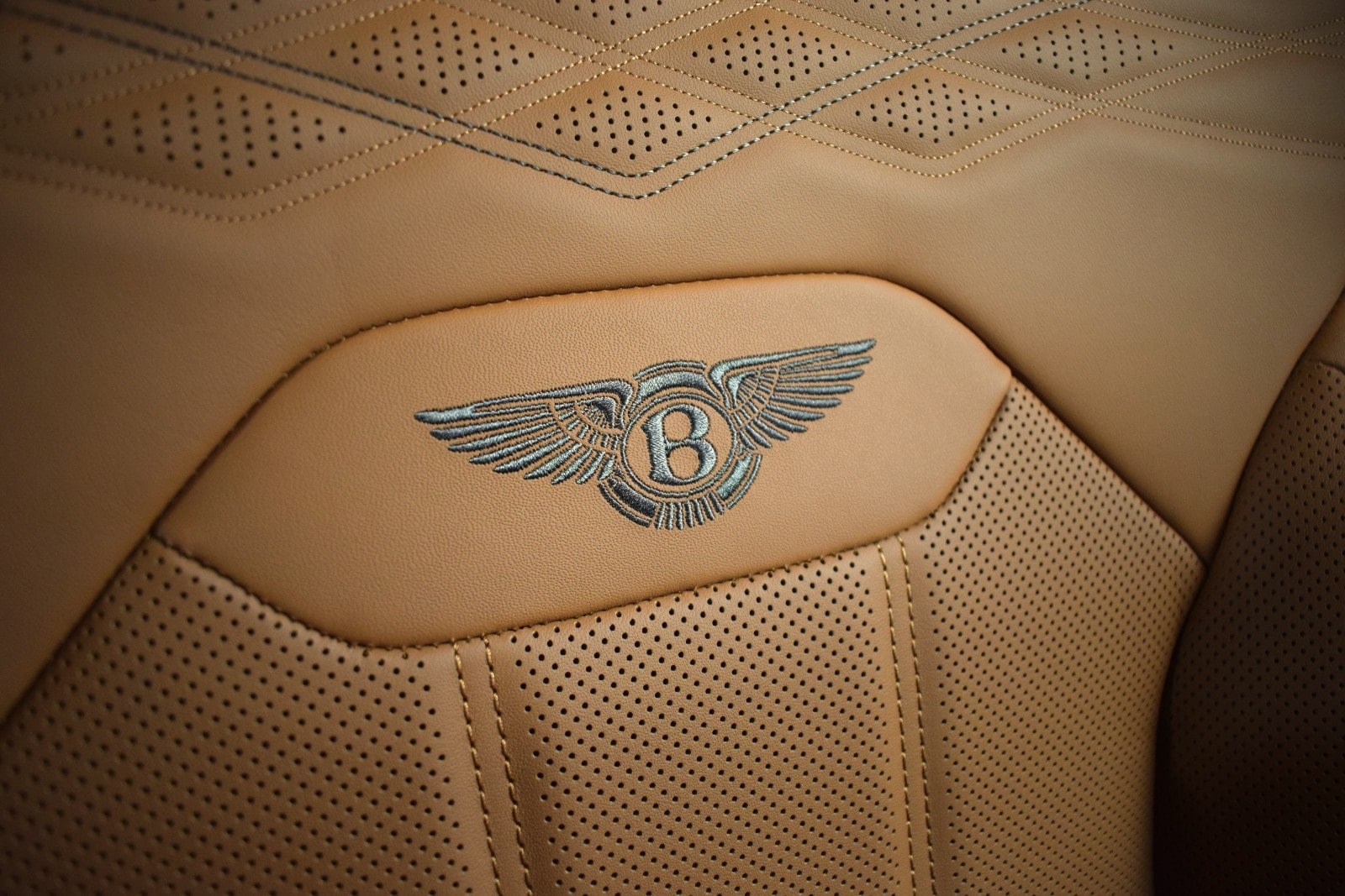 Thumbnail: 2025 Bentley Bentayga - 38