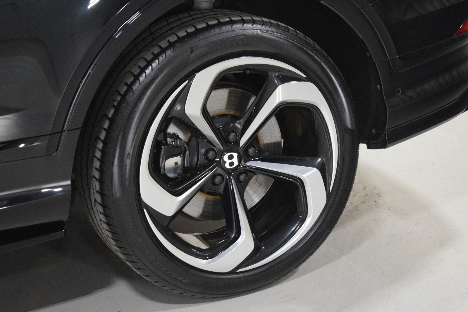 Thumbnail: 2022 Bentley Bentayga - 18