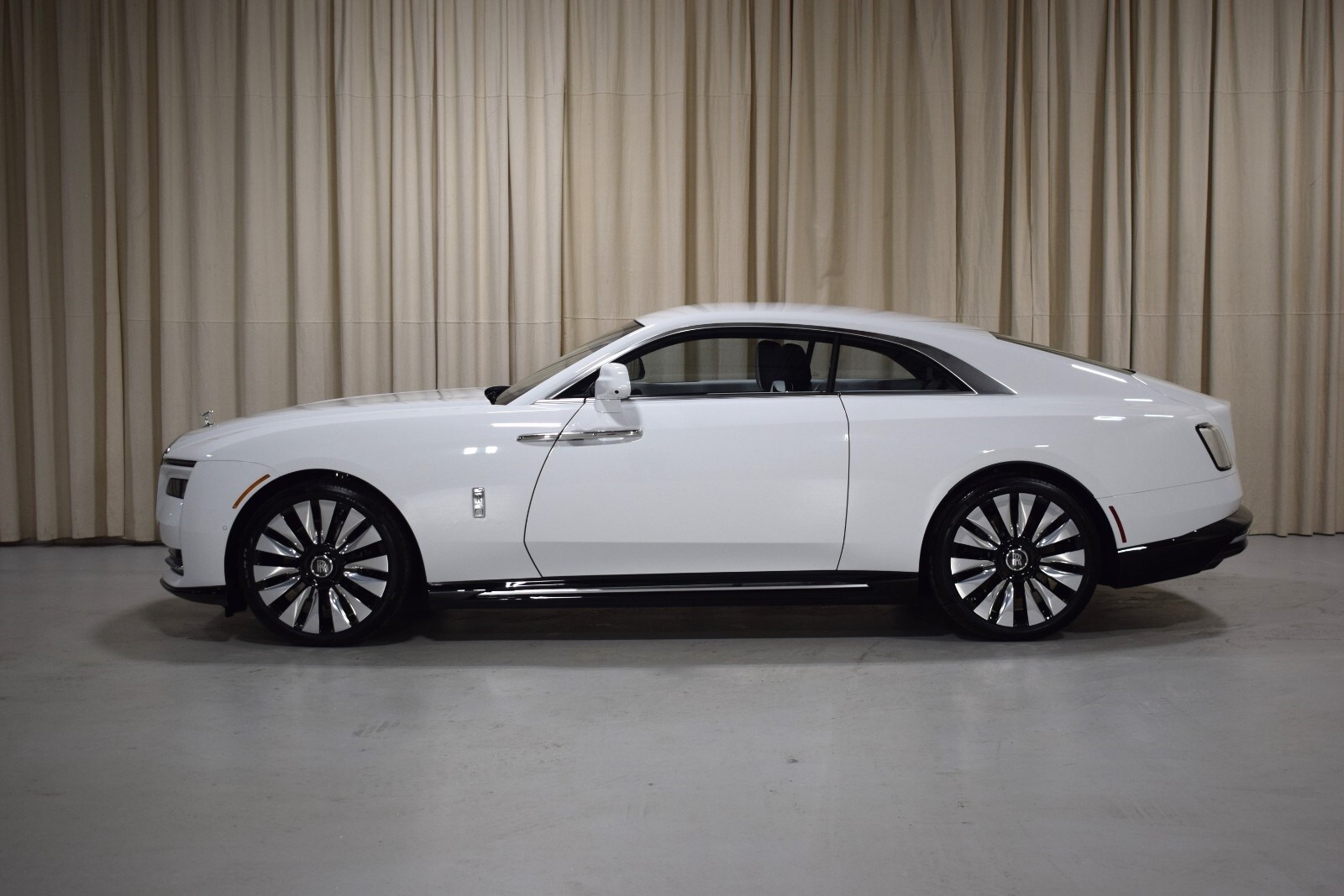 2025 Rolls Royce Spectre photo 3