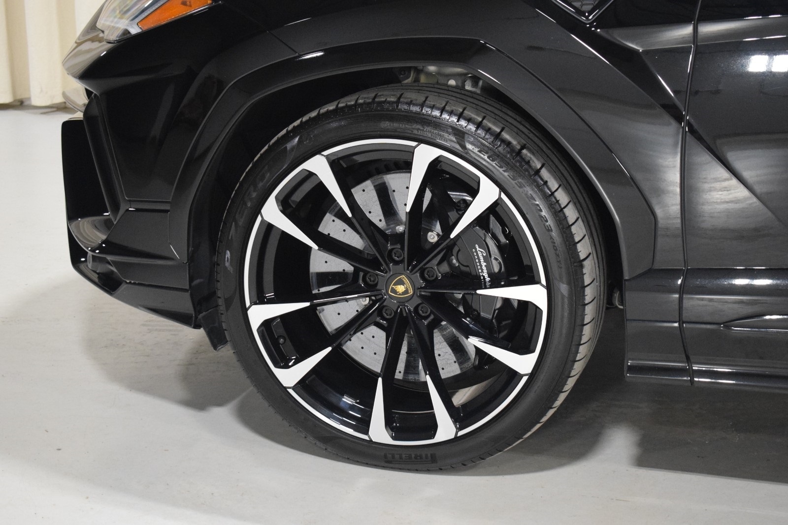 Thumbnail: 2023 Lamborghini Urus - 5