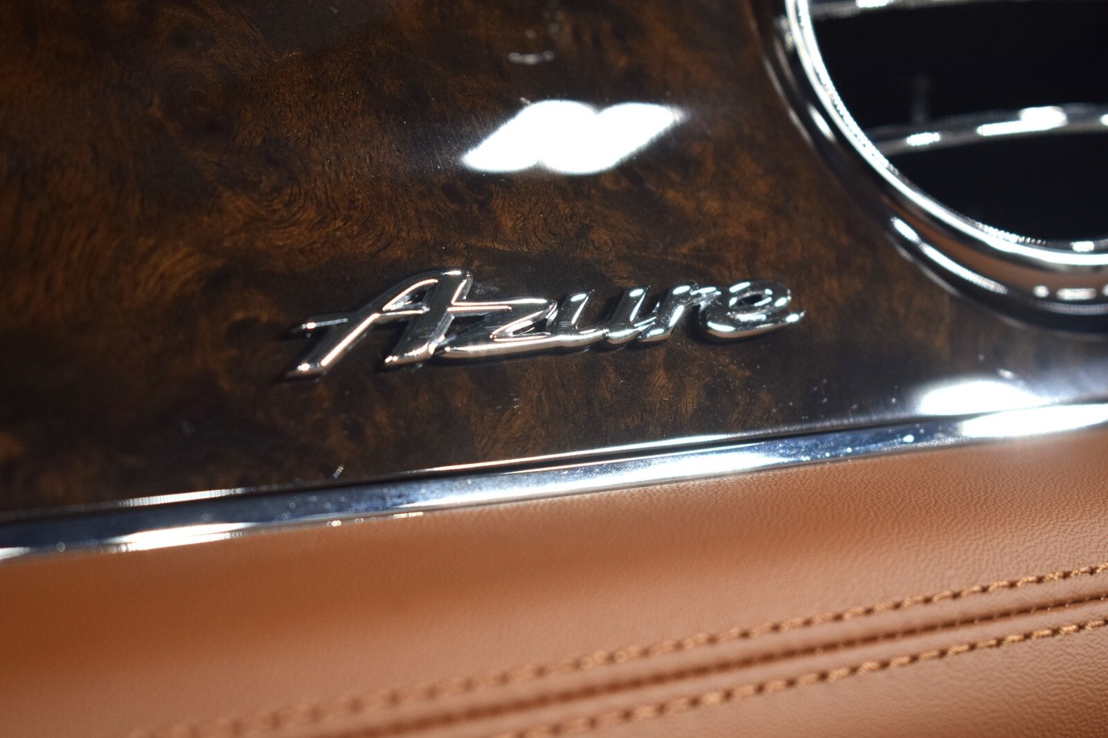 Thumbnail: 2025 Bentley Bentayga - 28