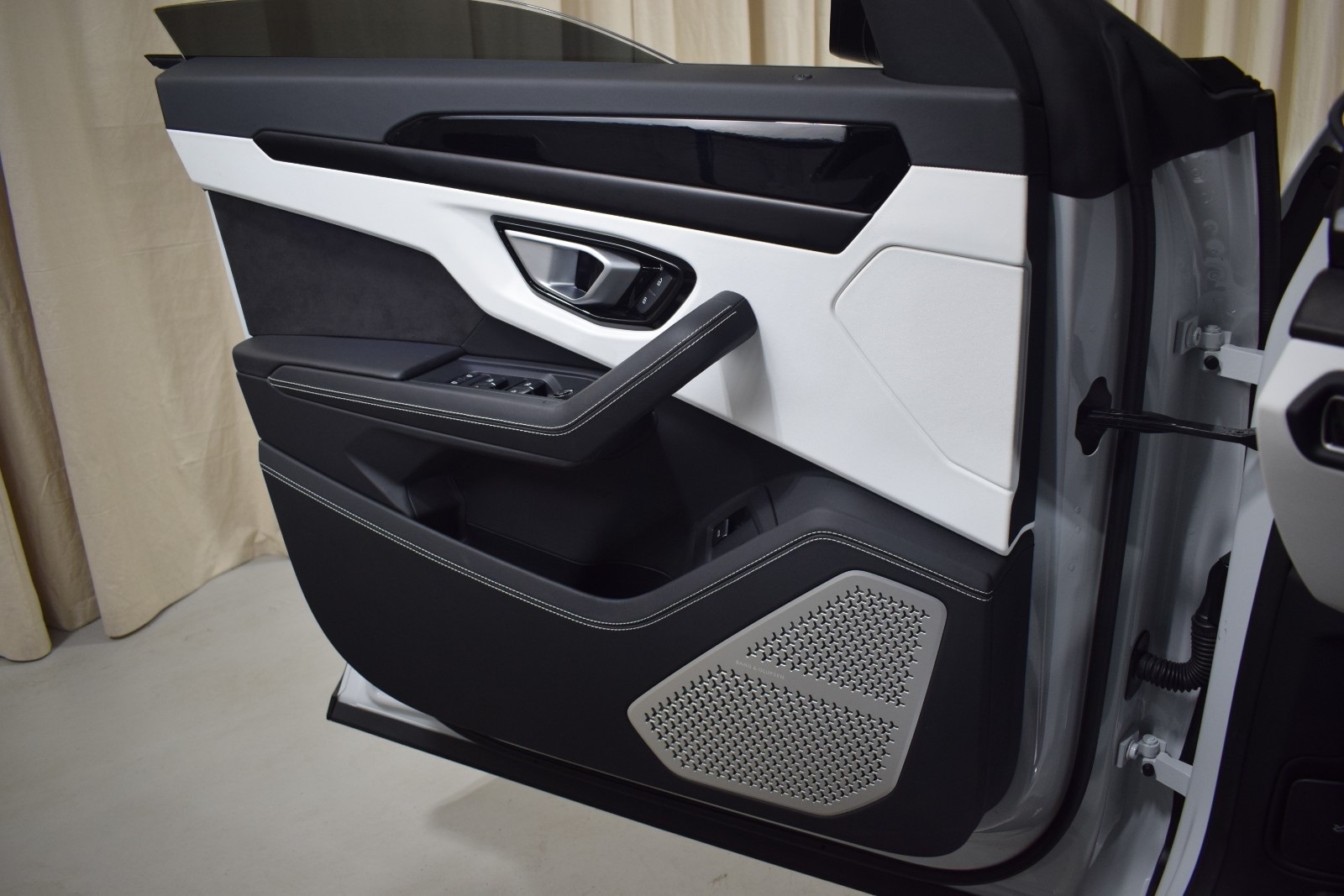 Thumbnail: 2024 Lamborghini Urus - 38