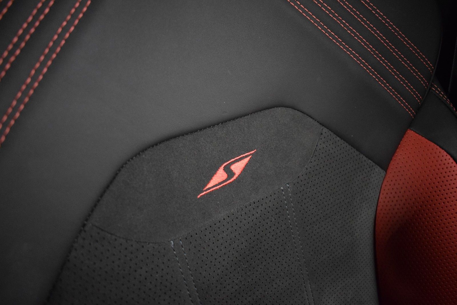 Thumbnail: 2022 Bentley Bentayga - 38