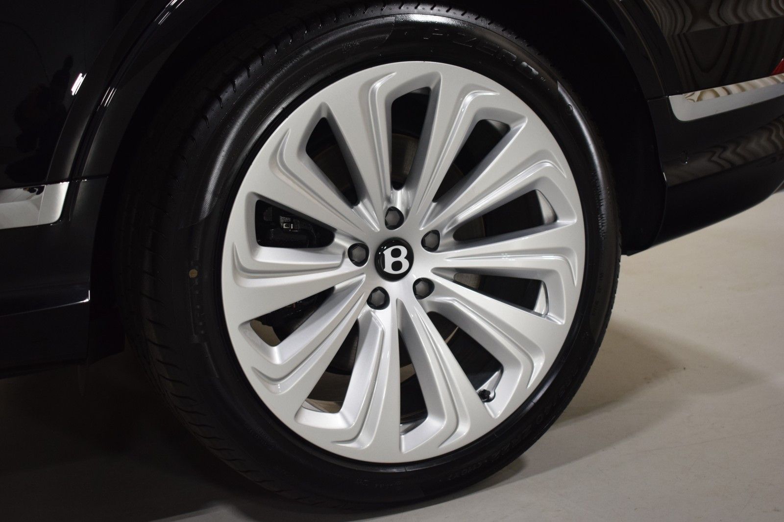 Thumbnail: 2025 Bentley Bentayga - 13