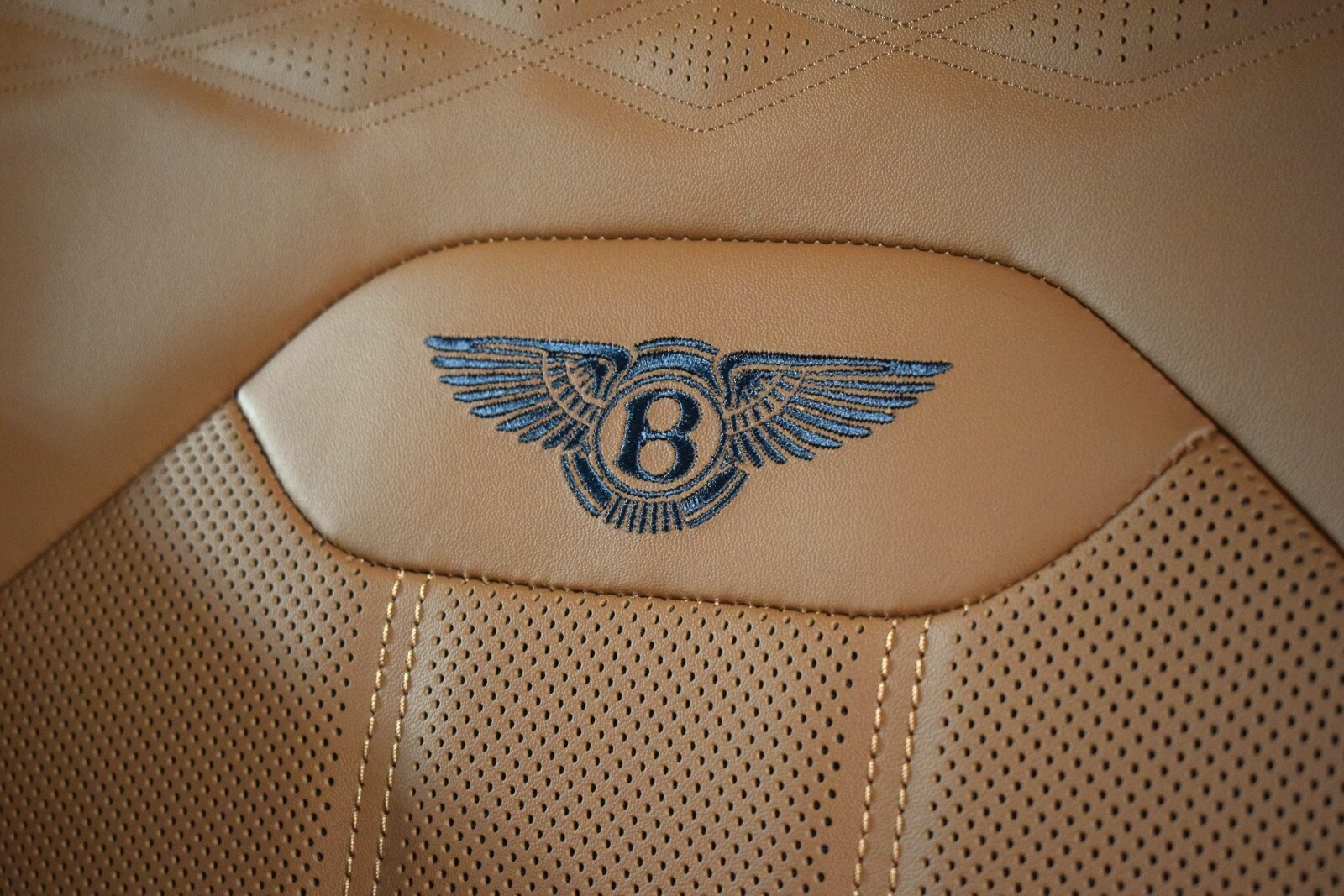 Thumbnail: 2025 Bentley Bentayga - 40