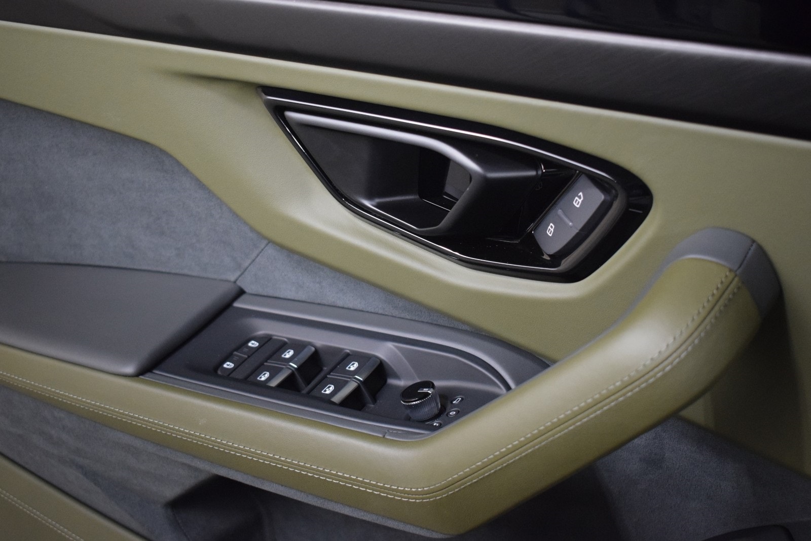 Thumbnail: 2025 Lamborghini Urus - 40