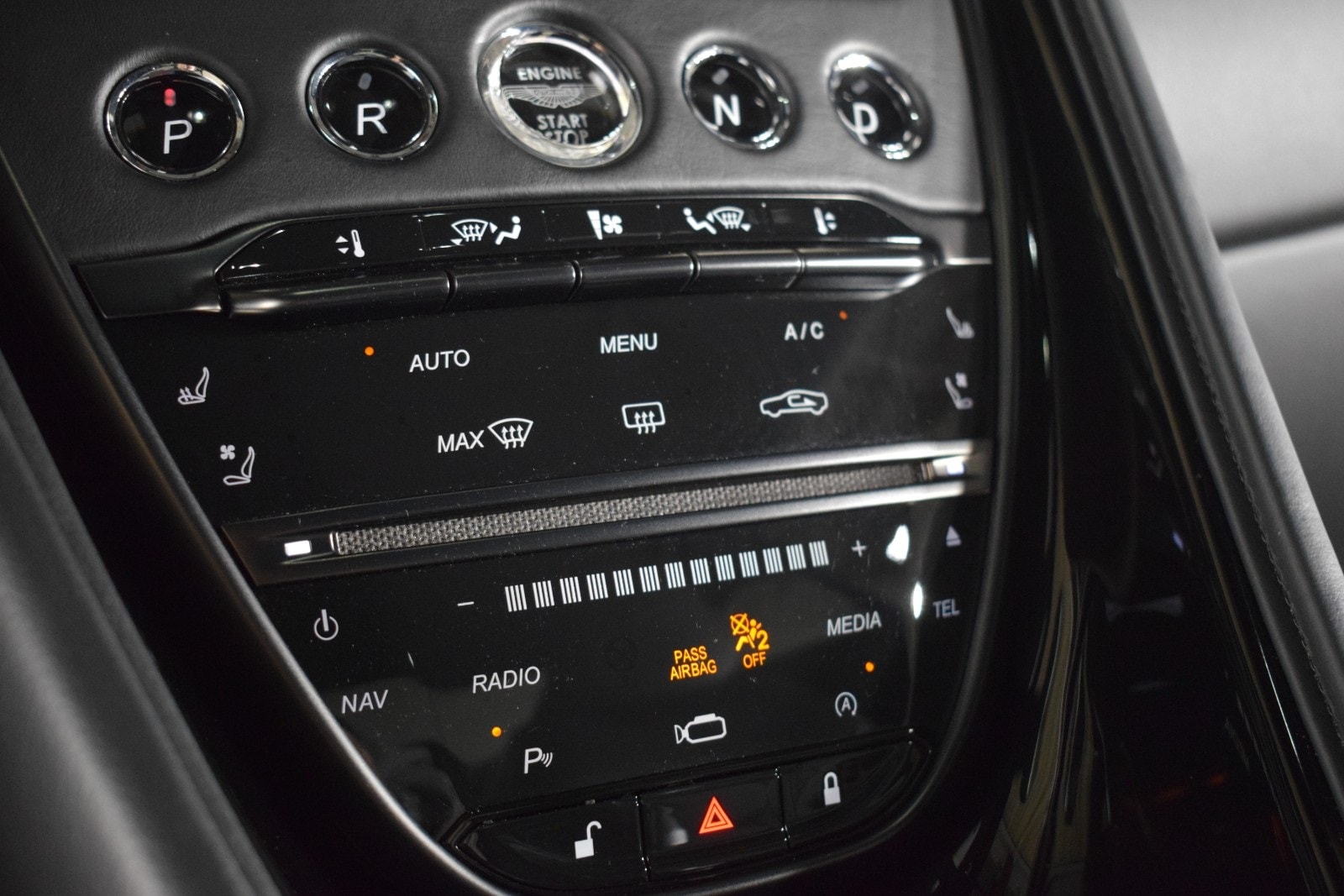 Thumbnail: 2020 Aston Martin DB11 - 31