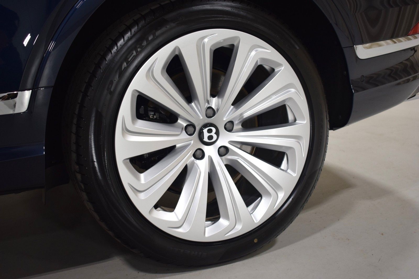 Thumbnail: 2025 Bentley Bentayga - 18