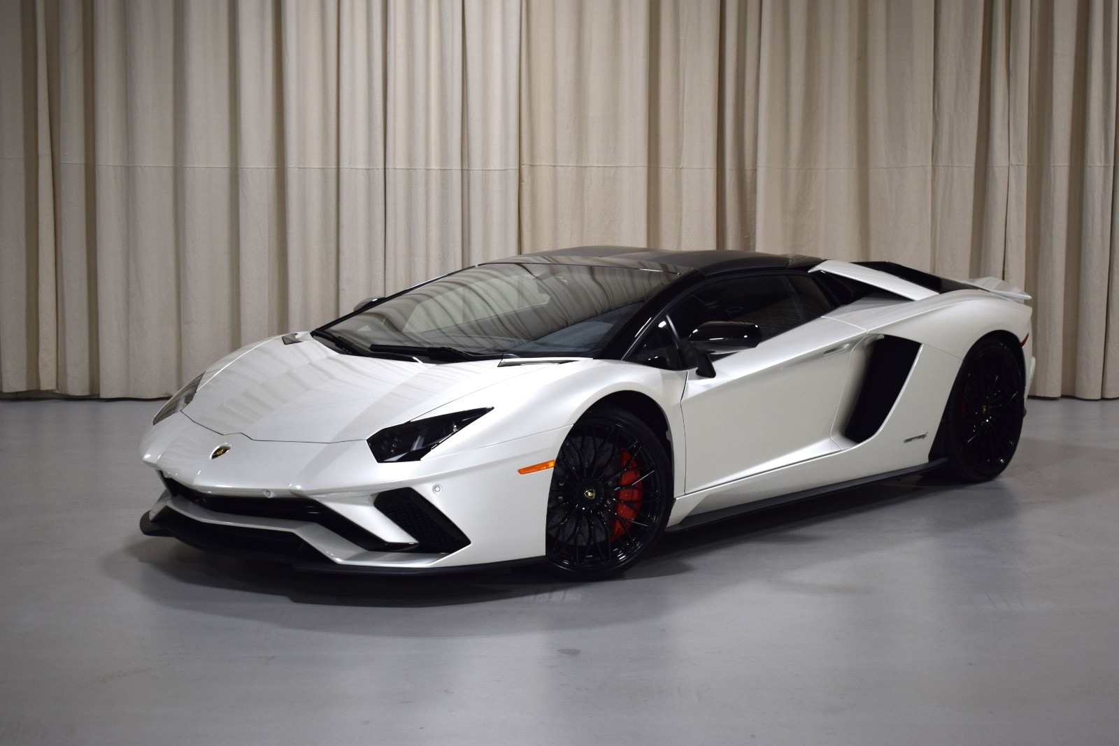 Thumbnail: 2019 Lamborghini Aventador - 1