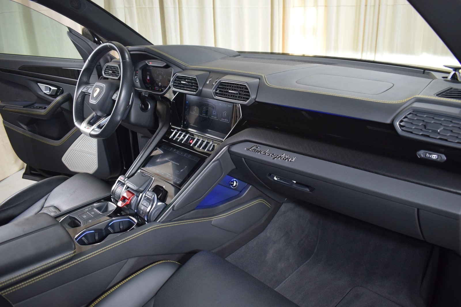 Thumbnail: 2023 Lamborghini Urus - 23