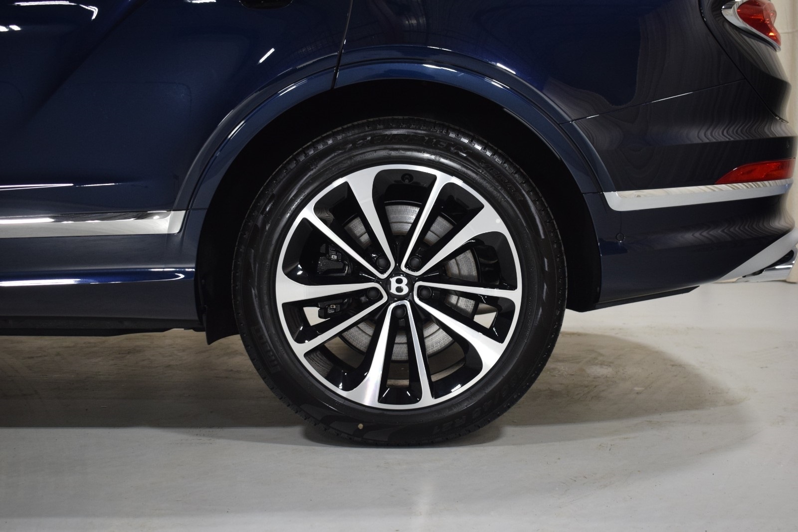 Thumbnail: 2025 Bentley Bentayga - 18