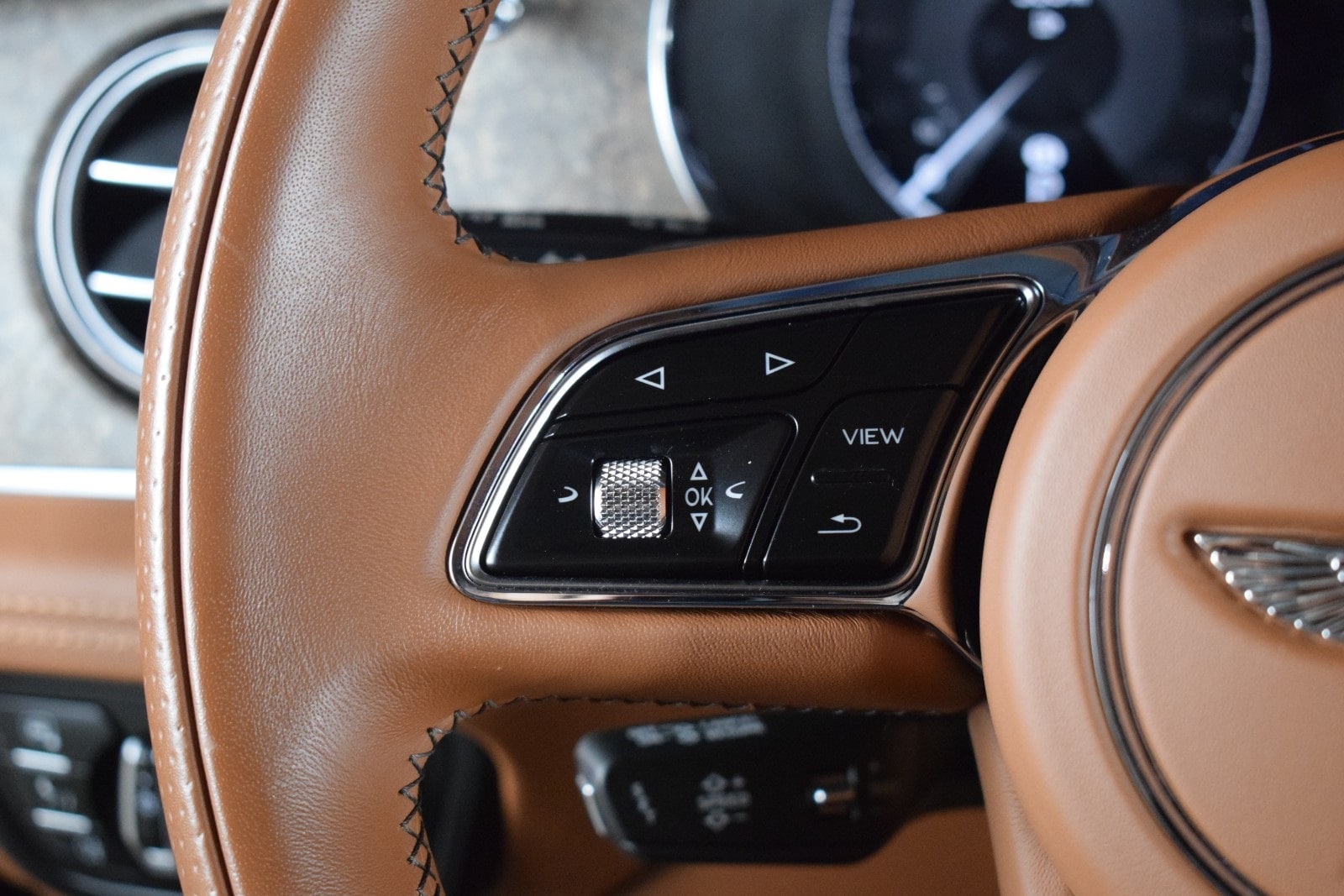 Thumbnail: 2022 Bentley Bentayga - 30
