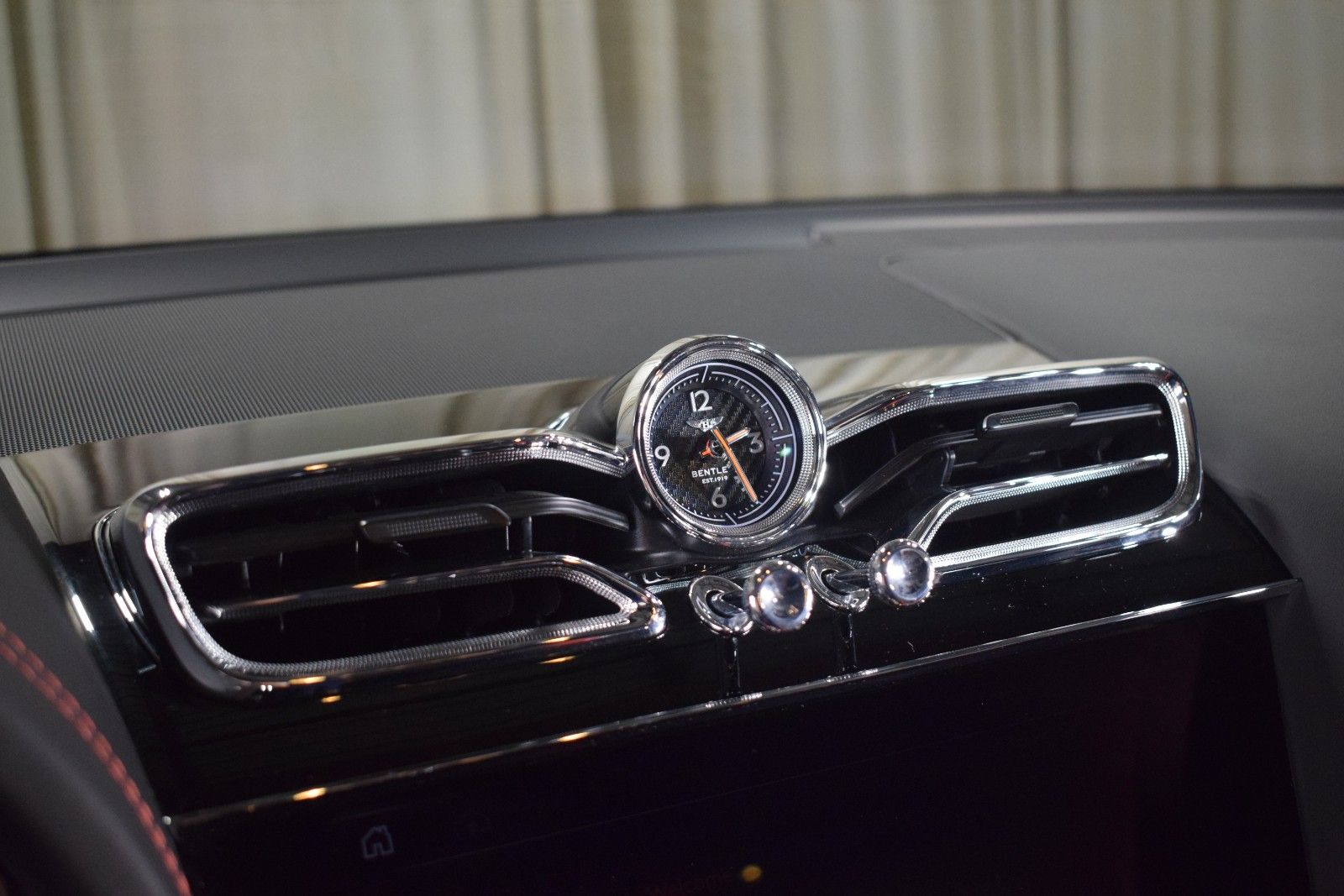 Thumbnail: 2022 Bentley Bentayga - 32