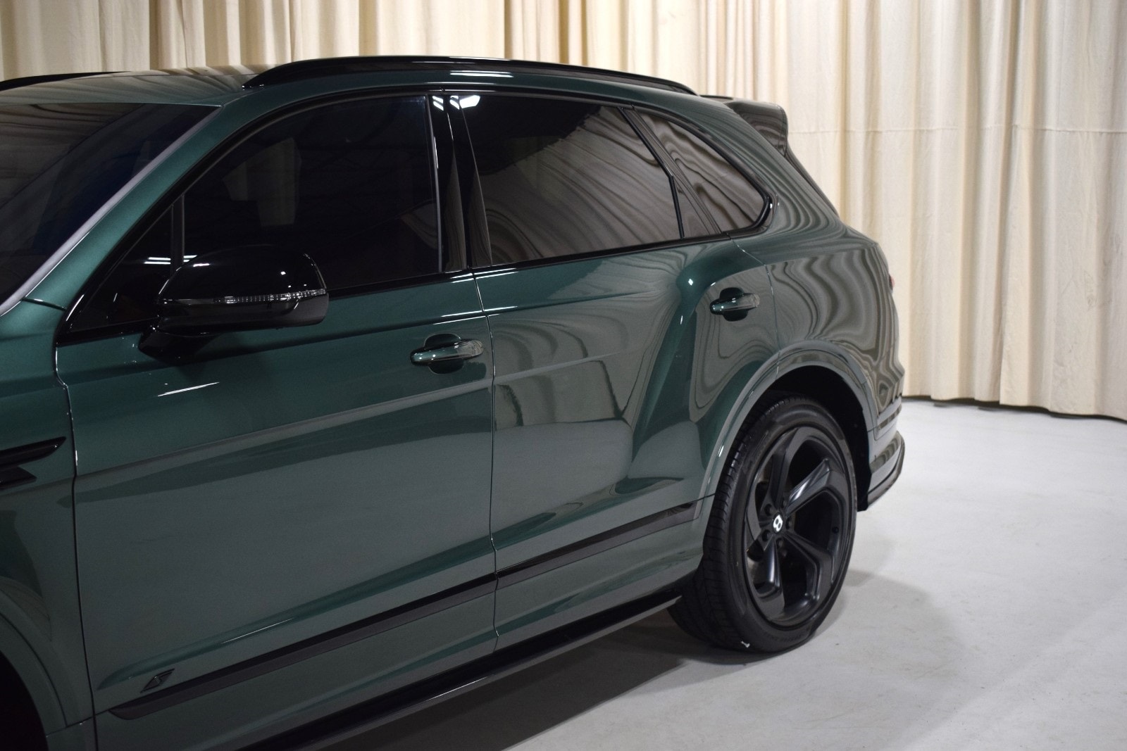 Thumbnail: 2022 Bentley Bentayga - 8