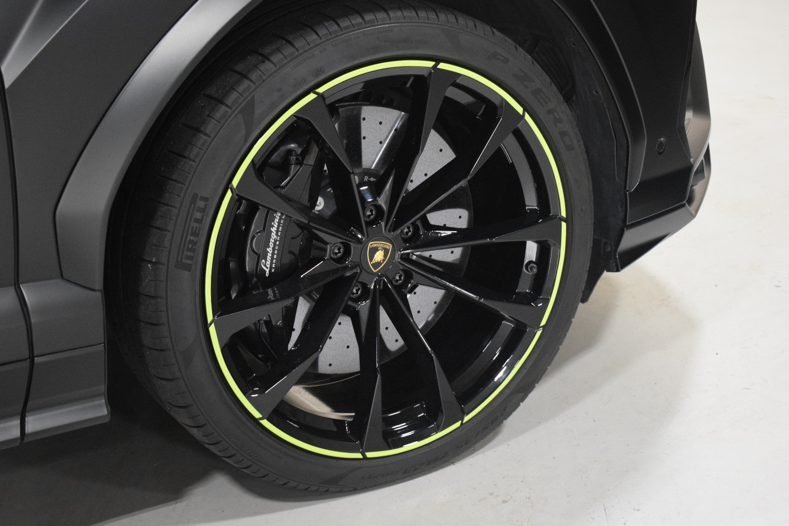 Thumbnail: 2022 Lamborghini Urus - 15