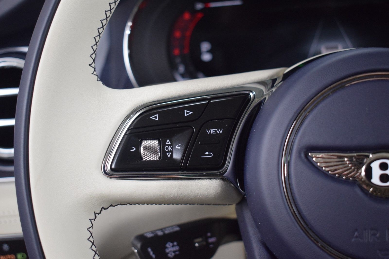 Thumbnail: 2025 Bentley Bentayga - 29