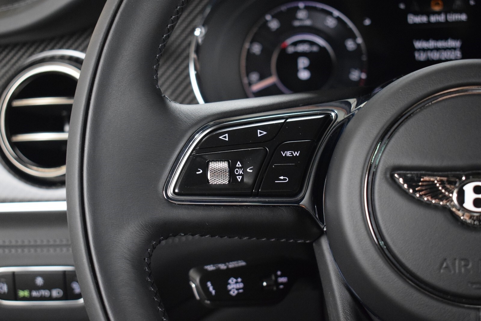 Thumbnail: 2026 Bentley Bentayga - 28