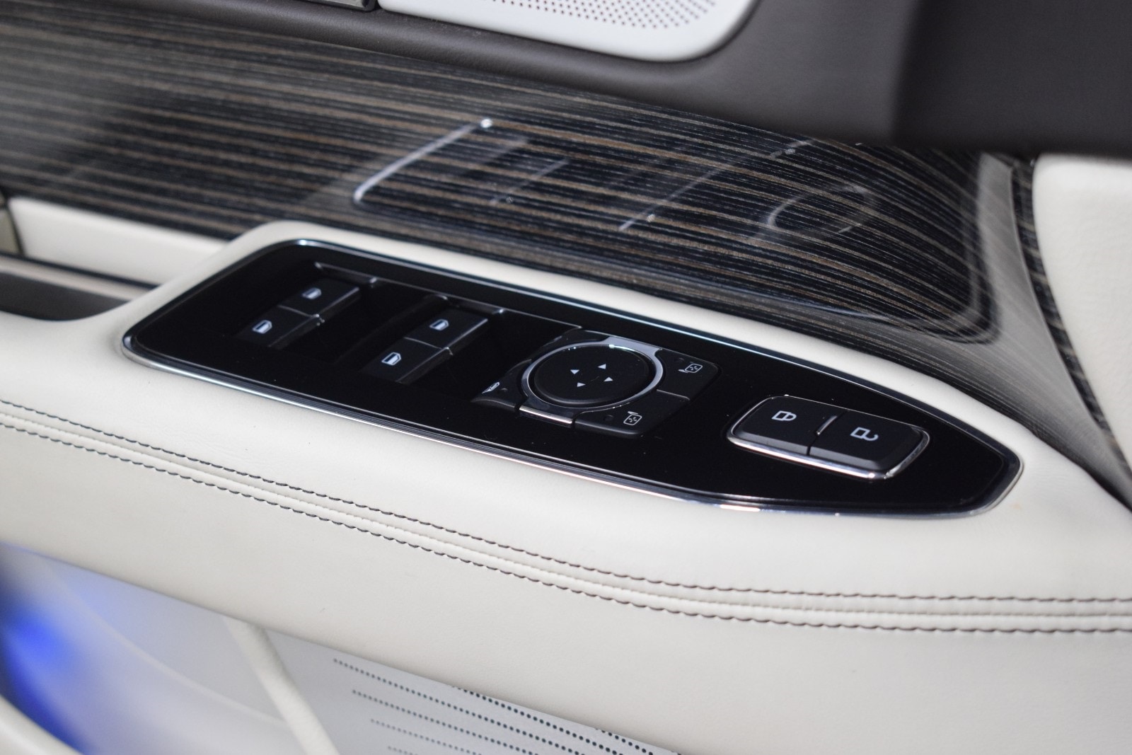 Thumbnail: 2023 Lincoln Navigator - 41