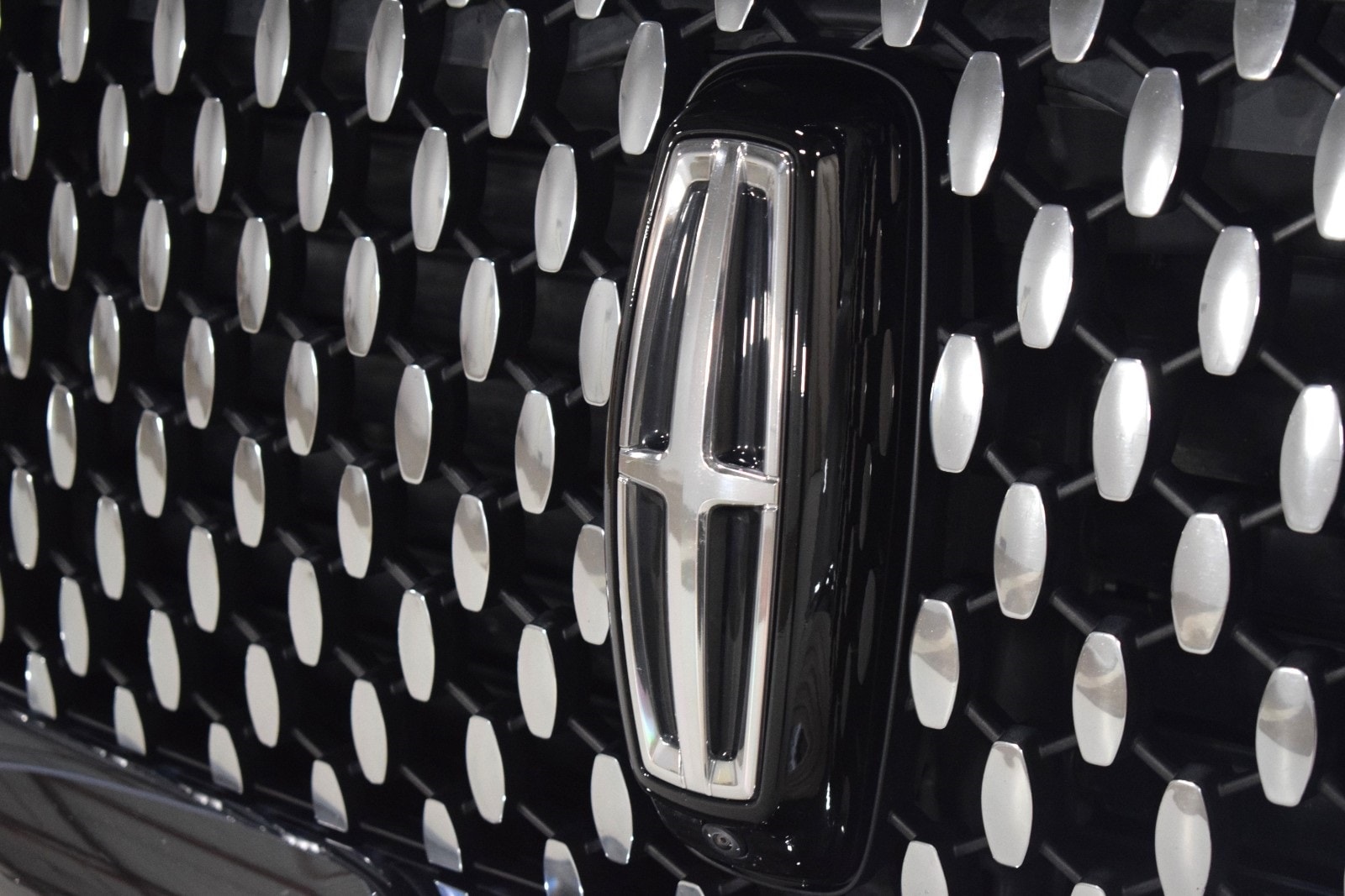 Thumbnail: 2023 Lincoln Navigator - 3