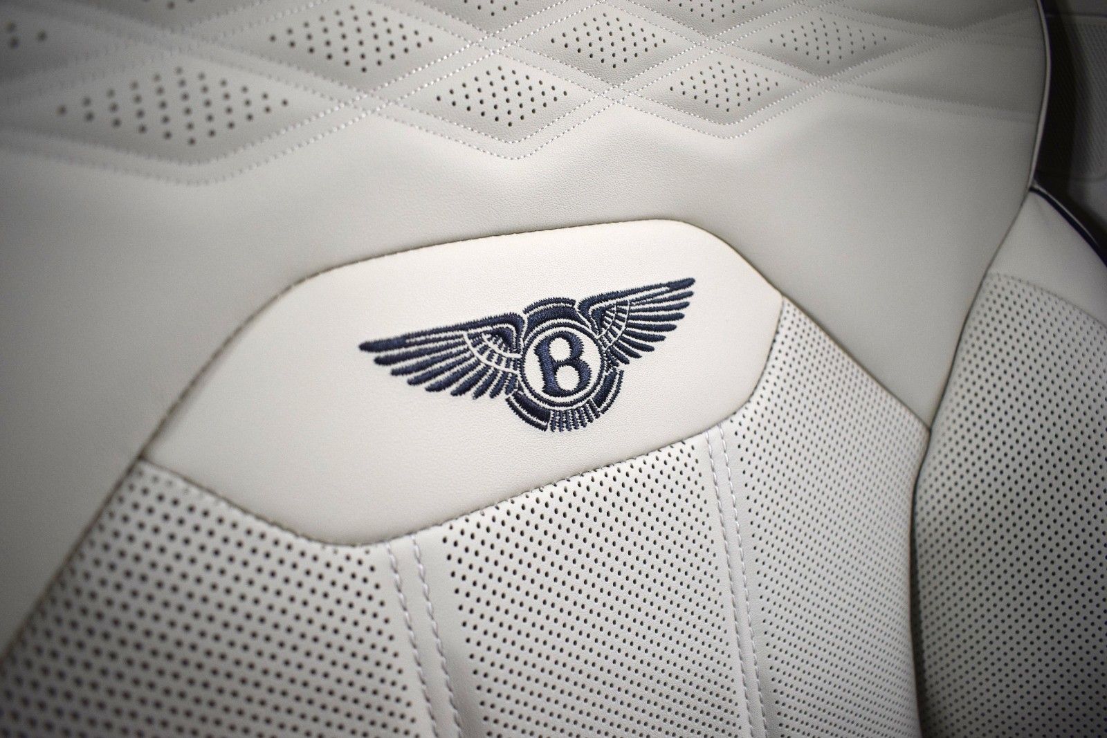 Thumbnail: 2025 Bentley Bentayga - 38