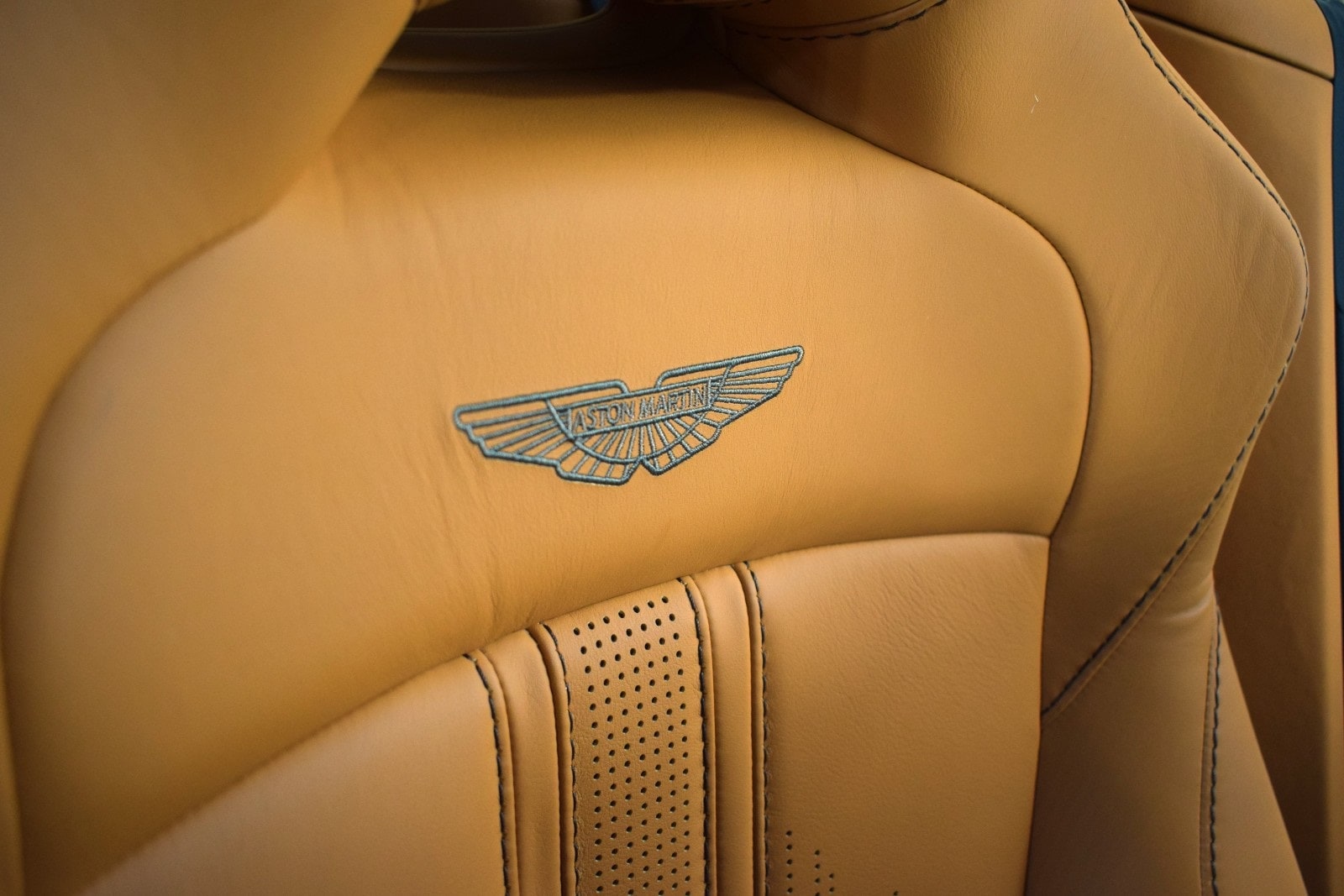 2021 Aston Martin Vantage  30