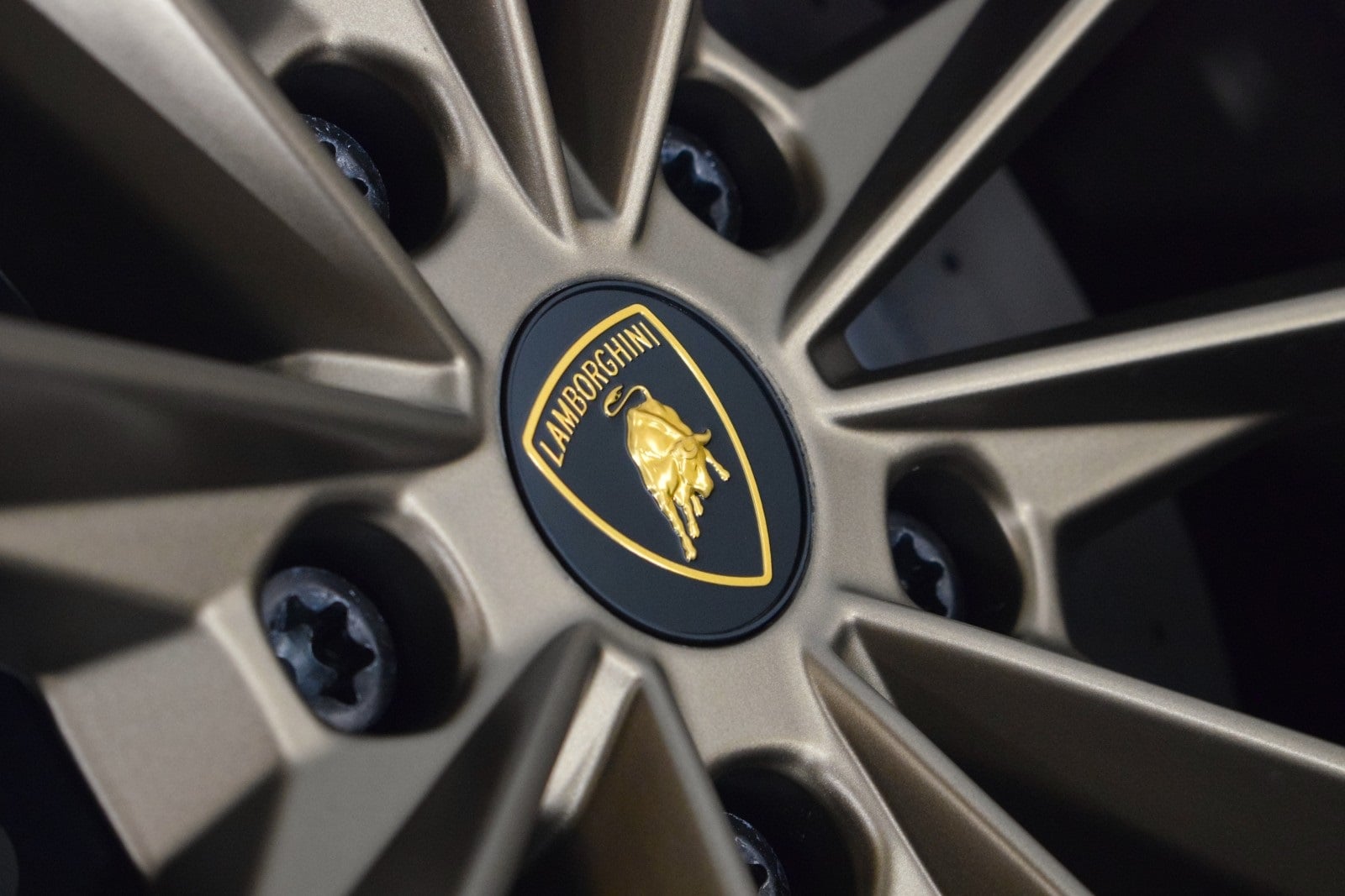 Thumbnail: 2023 Lamborghini Urus - 17