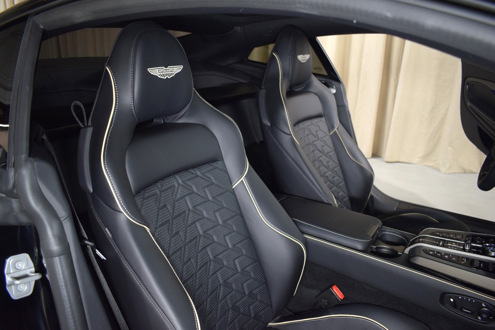 Thumbnail: 2025 Aston Martin Vanquish - 20
