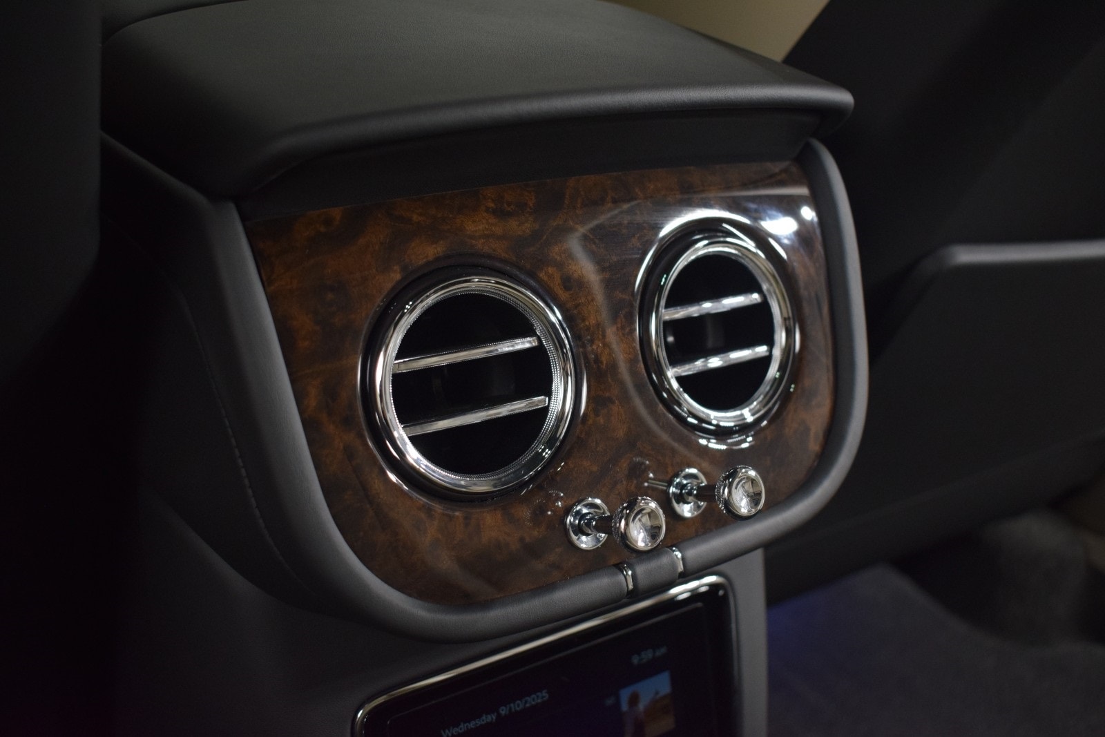 Thumbnail: 2025 Bentley Bentayga - 22