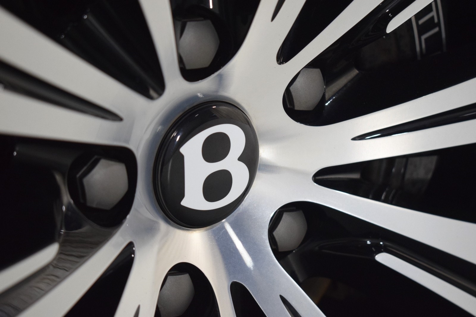 Thumbnail: 2023 Bentley Bentayga - 19