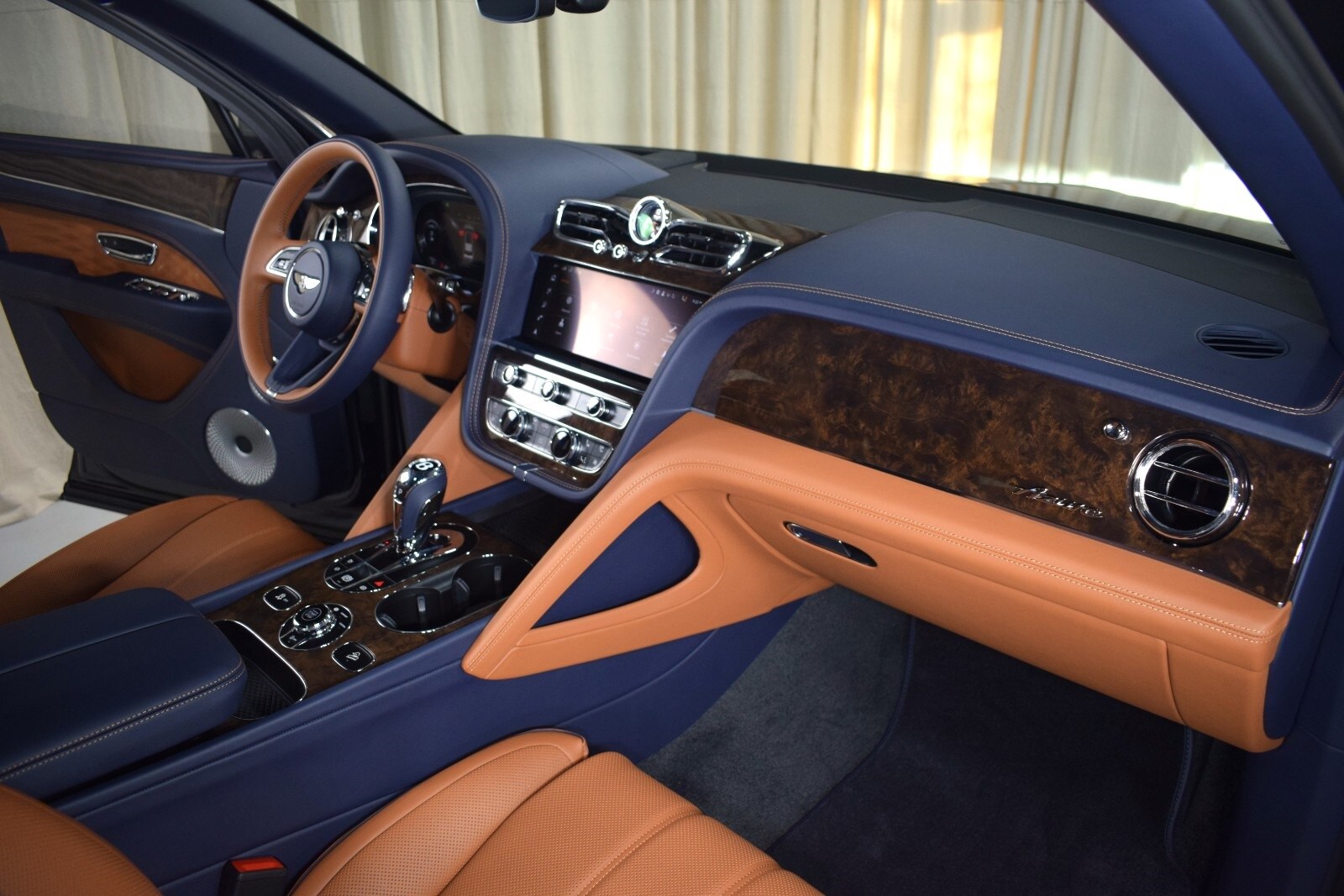 Thumbnail: 2025 Bentley Bentayga - 26