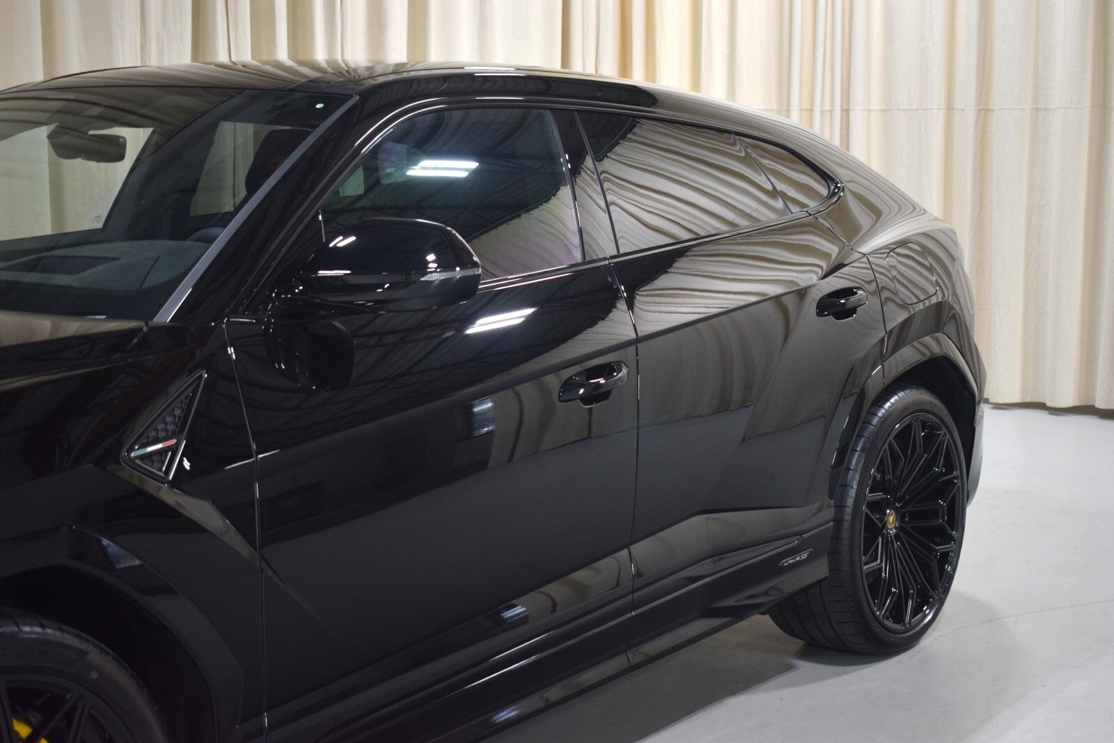 2025 Lamborghini Urus SE photo 2
