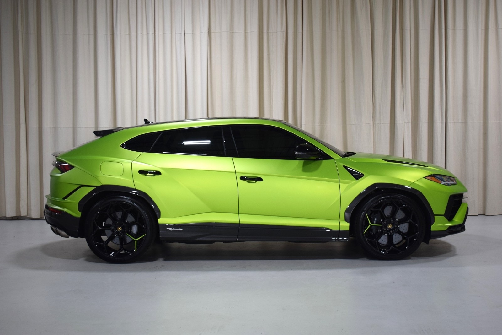 Thumbnail: 2023 Lamborghini Urus - 15