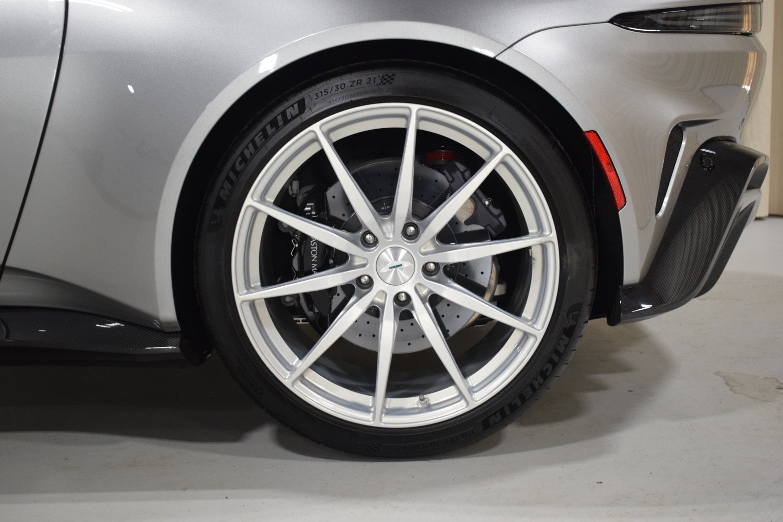 2023 Aston Martin Vantage  7