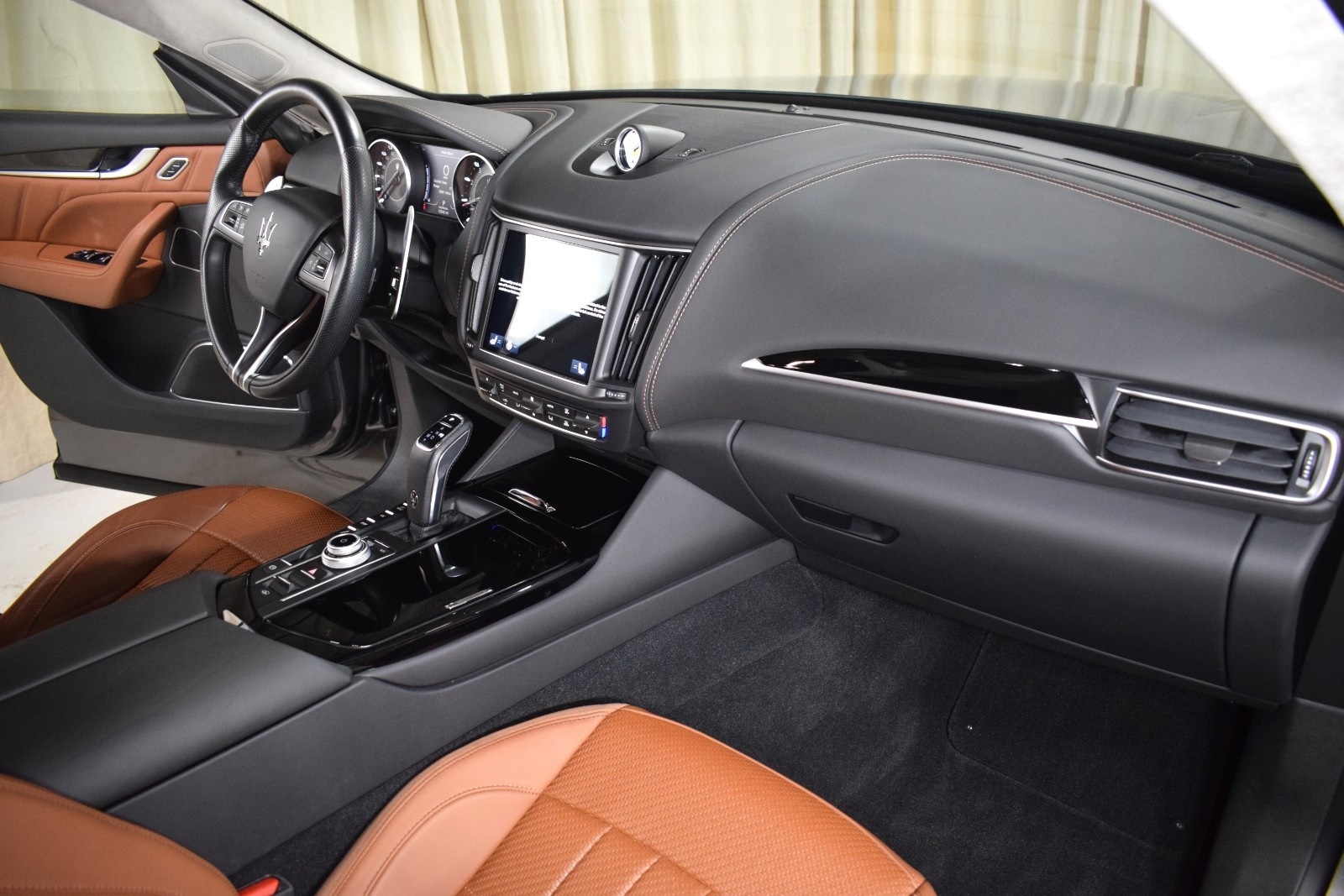 Thumbnail: 2022 Maserati Levante - 25