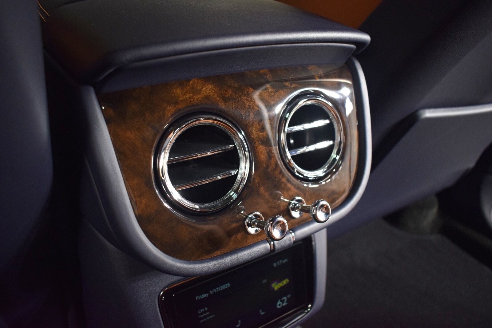 Thumbnail: 2025 Bentley Bentayga - 22