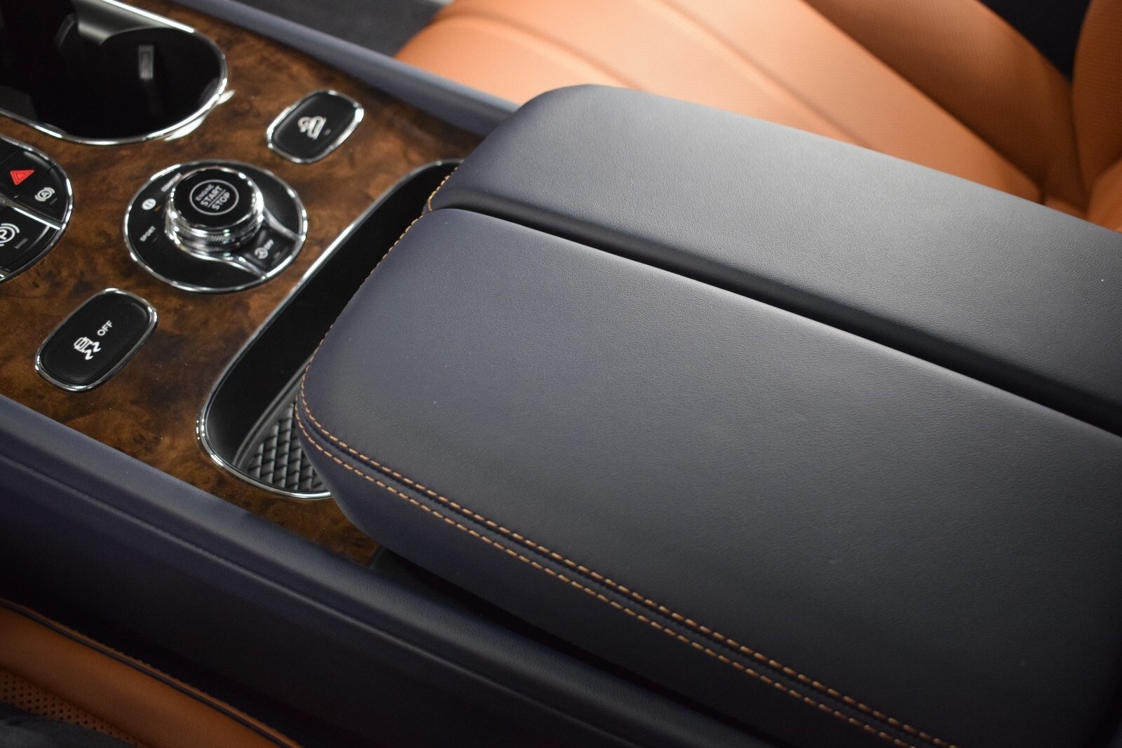 Thumbnail: 2025 Bentley Bentayga - 38