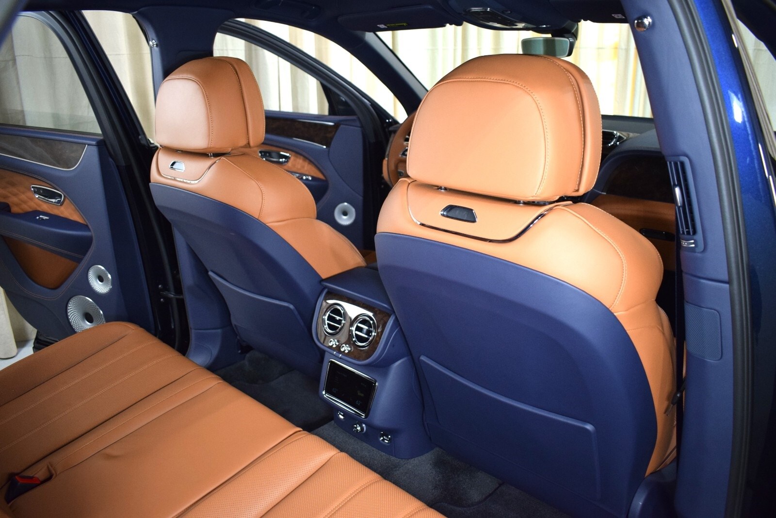 Thumbnail: 2025 Bentley Bentayga - 21