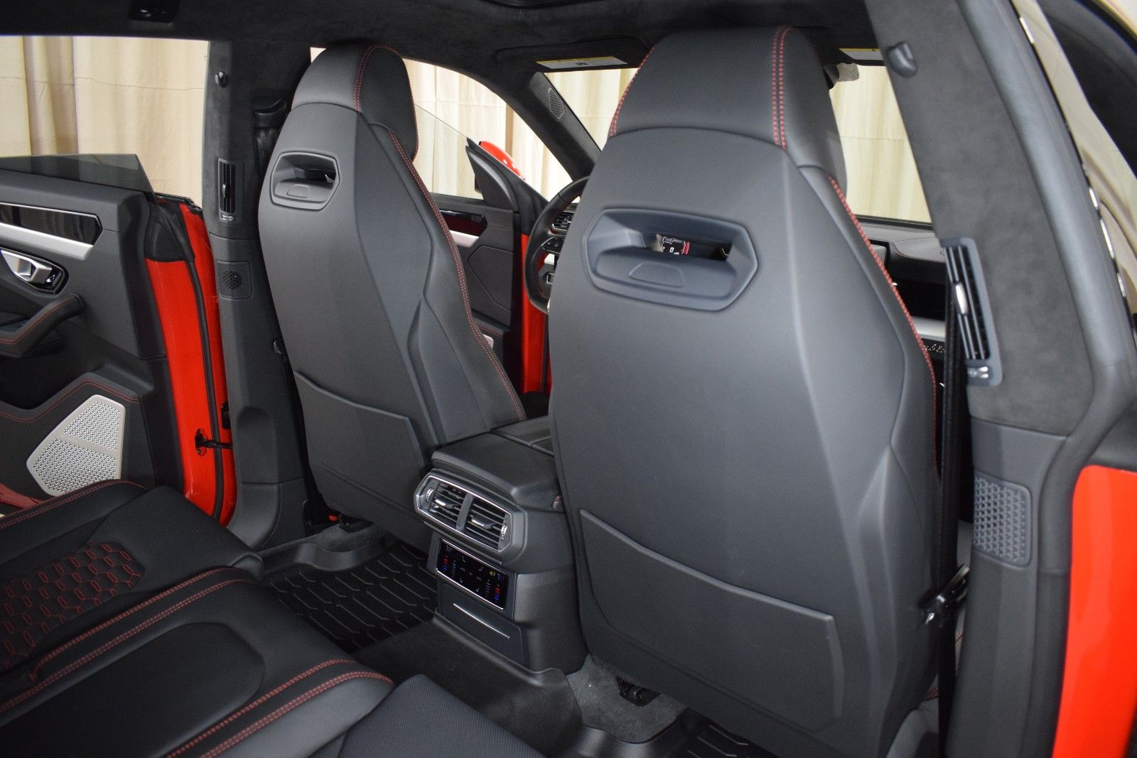Thumbnail: 2019 Lamborghini Urus - 18