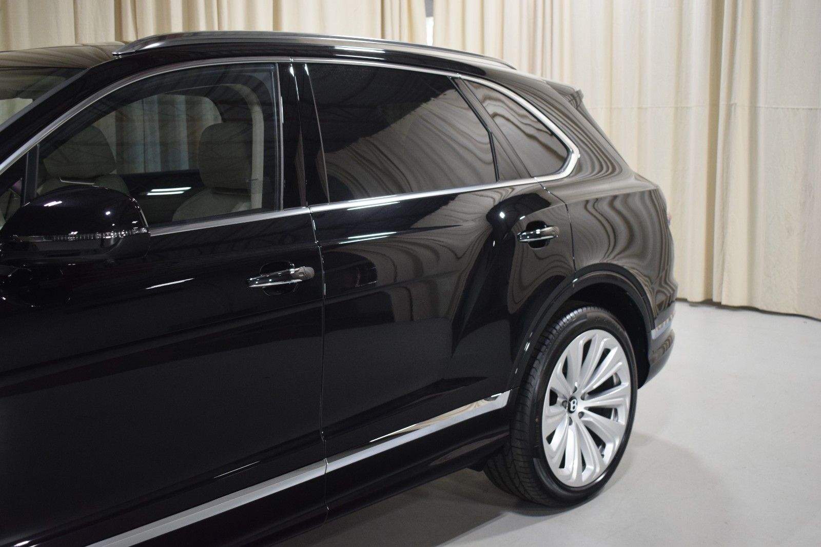 Thumbnail: 2025 Bentley Bentayga - 8