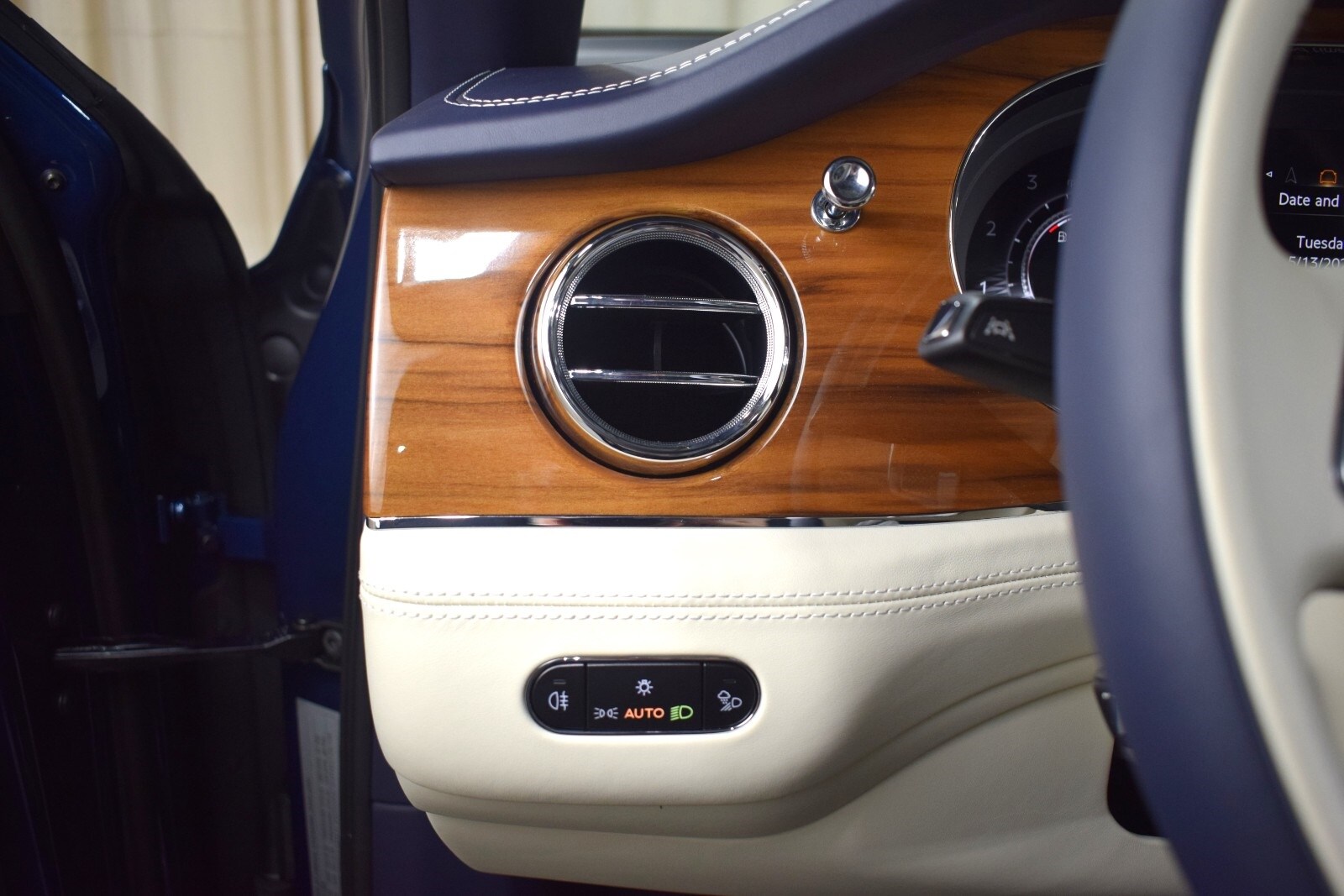 Thumbnail: 2024 Bentley Bentayga - 31