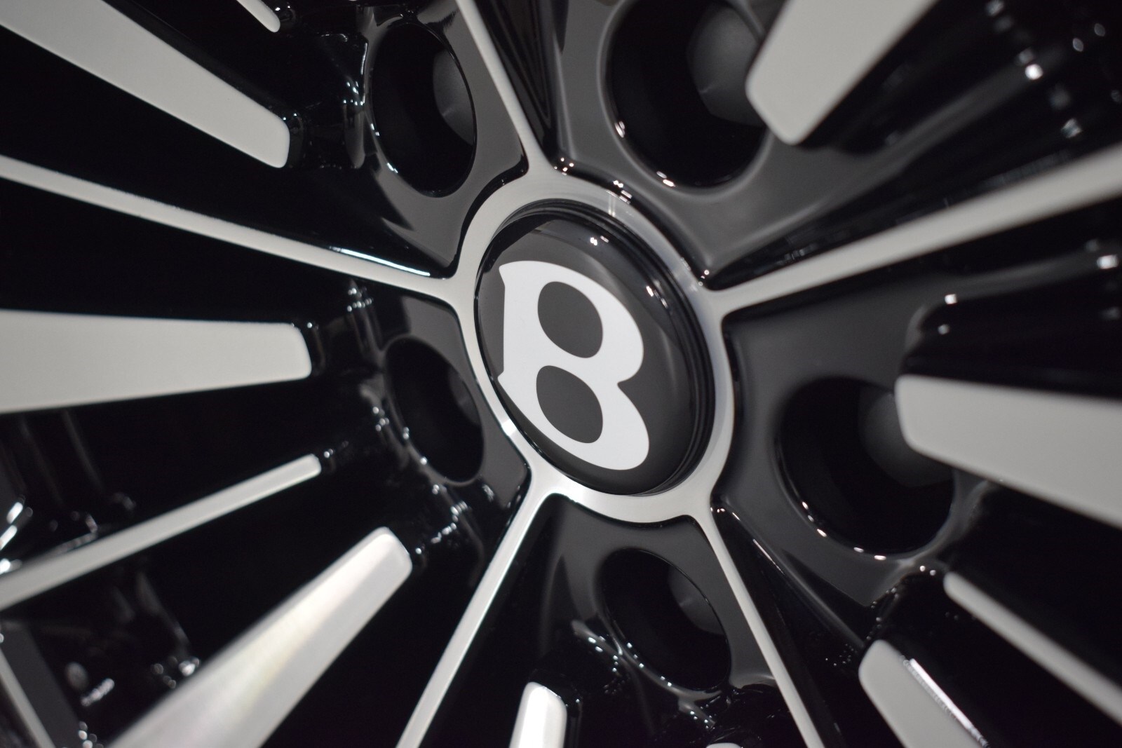 Thumbnail: 2025 Bentley Bentayga - 19