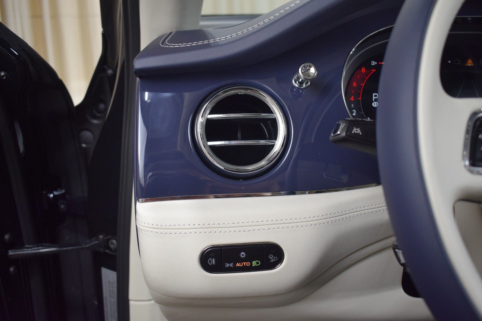 Thumbnail: 2025 Bentley Bentayga - 31