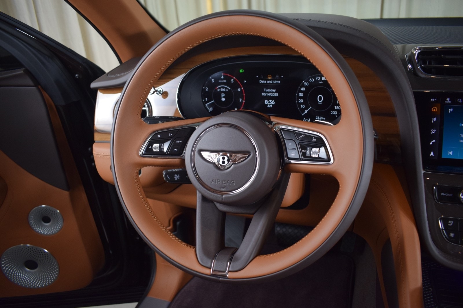 Thumbnail: 2025 Bentley Bentayga - 28