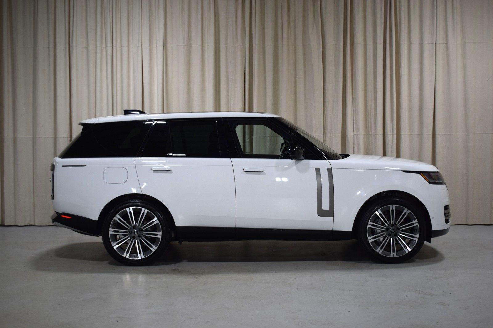 Thumbnail: 2023 Land Rover Range Rover - 14